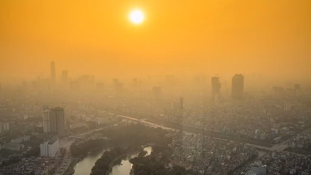 Hà Nội là một trong những thành phố có mức độ ô nhiễm không khí đến mức đáng báo động. Bức ảnh được tác giả Lê Minh Sơn chụp từ trên cao tại khu vực các quận Ba Đình, Cầu Giấy. Triển lãm ảnh báo chí Dấu ấn lần thứ 2 với hơn 100 tác phẩm của gần 70 tác giả thuộc CLB Phóng viên ảnh Báo chí Hà Nội khai mạc lúc 17h ngày 17 và kéo dài đến hết ngày 22/6 tại 29 Hàng Bài (Hà Nội). Đây là dịp để công chúng nhìn lại những sự kiện thời sự diễn ra trong vài năm qua.