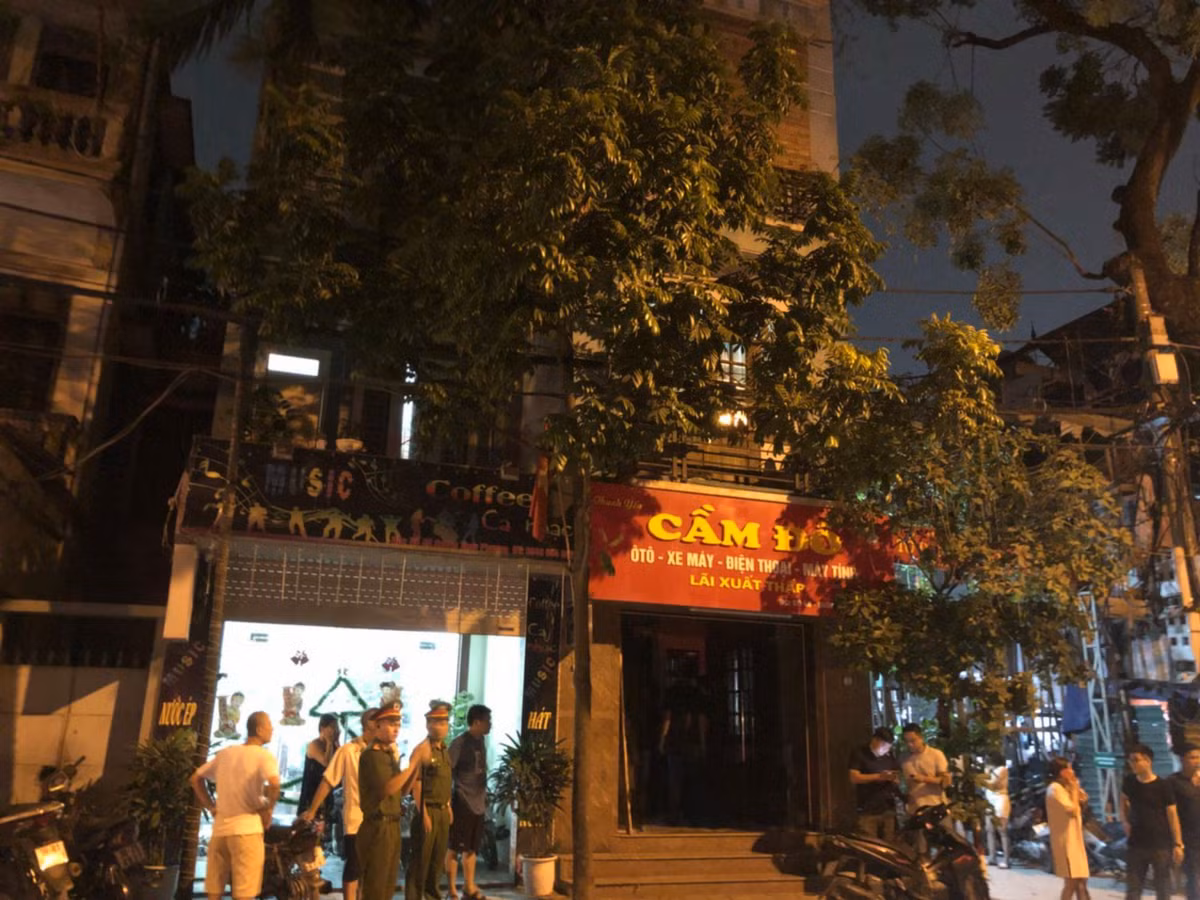Nam thanh nien dam chu tiem cam do roi len tang 2 co thu