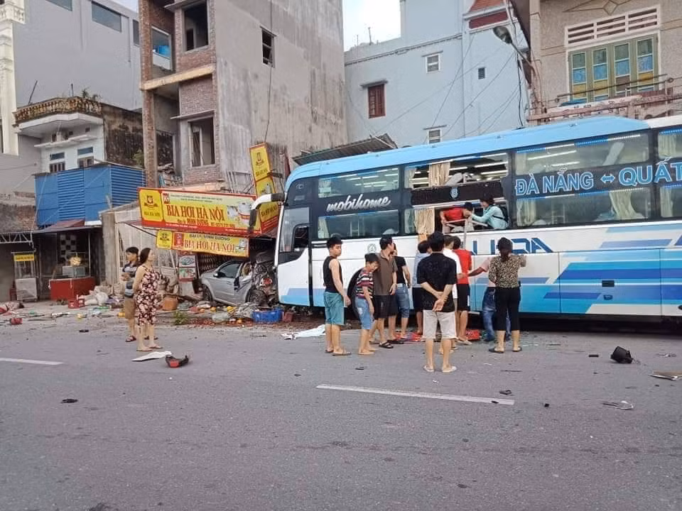 Nam Dinh: Xe khach tong mot nguoi phu nu di xe dap dien tu vong