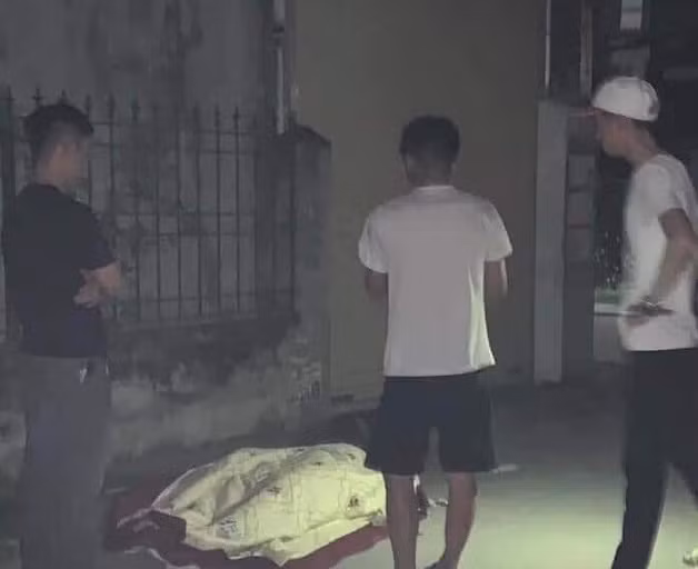 Phe ma tuy, cho xac ban nghien bo ra duong roi ve nha ngu