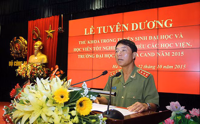 3. Cựu thượng tướng Trần Việt Tân, Cựu thứ trưởng Bộ Công an bị TAND Cấp cao tại Hà Nội tuyên án 36 tháng tù giam về tội "Thiếu trách nhiệm gây hậu quả nghiêm trọng" liên quan vụ án Phan Văn Anh Vũ (tức Vũ "nhôm") thâu tóm nhà đất công sản ở TP HCM và Đà Nẵng. Kết luận điều tra cho thấy ông Trần Việt Tân được xác định là người ký nhiều văn bản tạo điều kiện thuận lợi cho Vũ "nhôm" thâu tóm nhà đất công sản, gây thiệt hại lớn cho nhà nước.