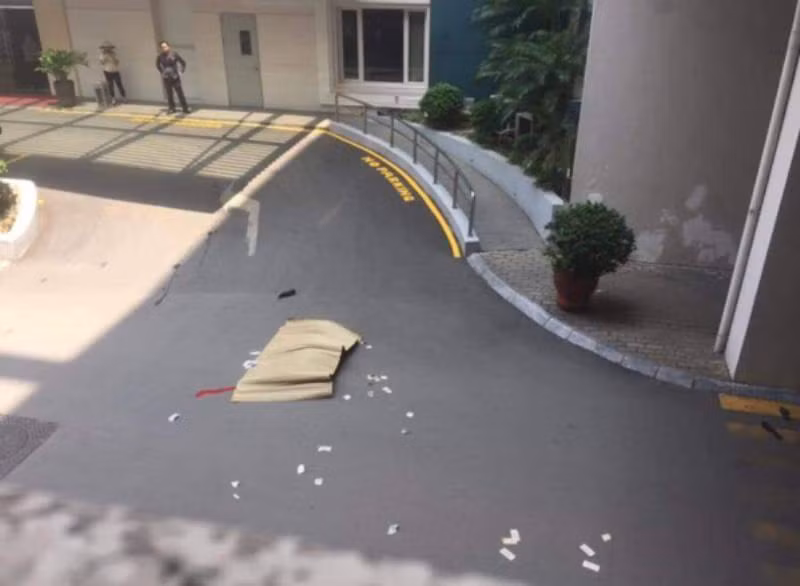 Nguoi dan ong roi tu toa nha Thuy Duong Plaza xuong dat tu vong