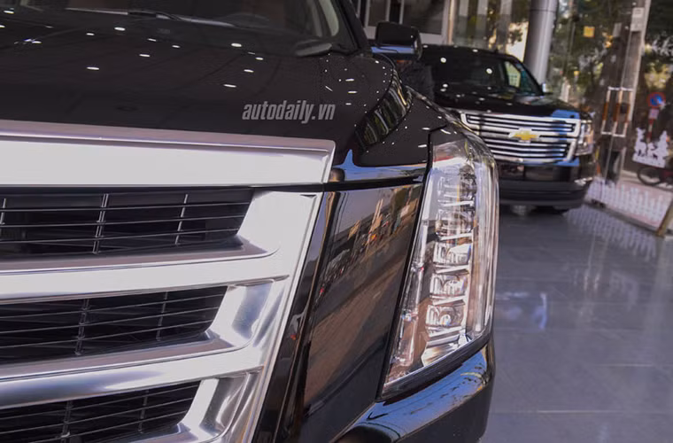 Trong khi đó Cadillac Escalade 2015 sử dụng động cơ EcoTec3 V8 dung tích xy-lanh 6.2L sản sinh công suất 420 mã lực, mô-men xoắn cực đại 623 Nm, sử dụng hộp số 8 cấp