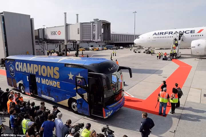 Xe bus của ĐT Pháp có hình 2 ngôi sao, tượng trưng cho 2 chức vô địch World Cup. 