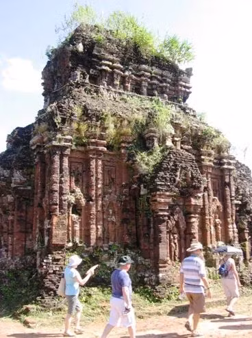  Hội An &amp; Mỹ Sơn, Việt Nam: Hai nền văn minh khác nhau xuất hiện ngay gần nhau tại miền Trung Việt Nam. Hội An là một thị trấn thương mại ven sông cổ xưa - vào thế kỷ 16, Hội An là một trong những trung tâm thương mại nhộn nhịp nhất của Việt Nam. Các thương gia Trung Quốc định cư ở đây để làm ăn với các thương nhân Âu Châu và Châu Á… cho đến khi sông Thu Bồn lắng xuống, và thương mại dịch chuyển xa hơn nữa. Mỹ Sơn là một khu phức hợp của các ngôi đền tôn giáo ở miền Trung Việt Nam, được xây dựng bởi triều đại Champa giữa thế kỷ thứ 4 và 12. Sau nhiều thế kỷ bị bỏ bê - và hai cuộc chiến tàn phá thế kỷ 20 - đã khiến khu phức hợp này chỉ còn lại những gốc cây và đống đổ nát, nhưng một số ngôi đền được bảo tồn tương đối tốt mang lại cho du khách cái nhìn thoáng qua về đế quốc Hindu từng cai trị miền trung Việt Nam.