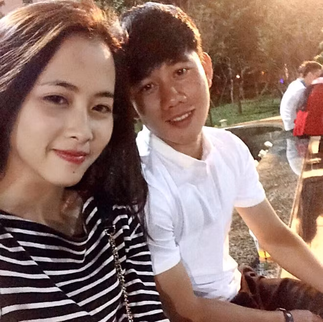 Về trận tranh huy chương đồng giữa Olympic Việt Nam - Olympic UAE diễn ra vào chiều nay (1/9), Nguyên Nguyên (24 tuổi) bạn gái của cầu thủ Minh Vương nghĩ rằng tỷ số sẽ là 2-1 nghiêng về đội tuyển Việt Nam. 9X dành lời chúc tới người yêu và đồng đội sẽ cố gắng hết sức, bình tĩnh chiến đấu để giành huy chương đồng, mang lại vinh quang cho nước nhà. Ảnh: FBNV.