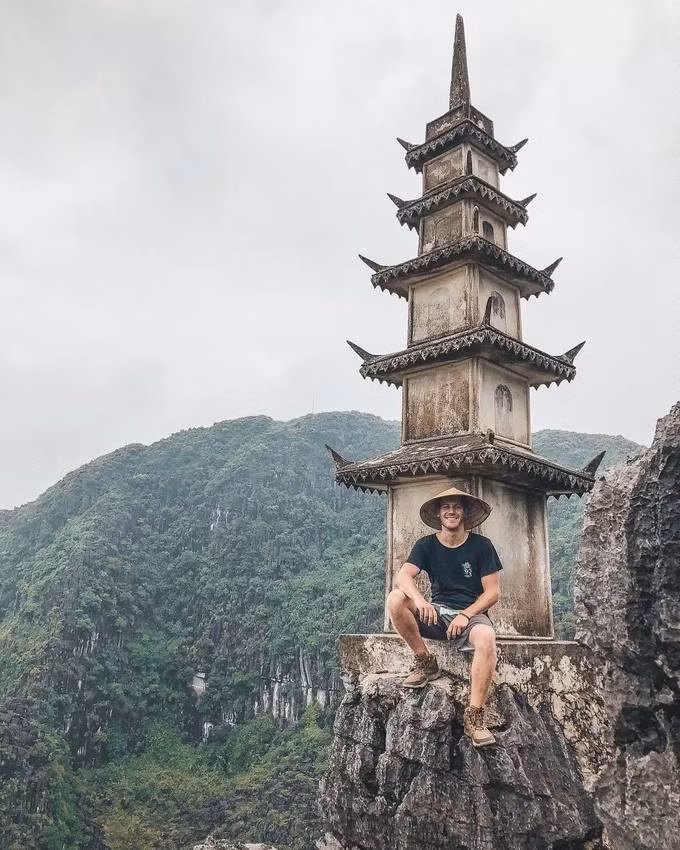 Hang Múa cũng là một địa chỉ khá nổi đối với các du khách quốc tế mê phượt. Trên instagram, không khó để bắt gặp hàng chục nghìn hình ảnh khách du lịch nước ngoài đội nón lá chụp ảnh ngay chân ngọn tháp. Ảnh: viviajandoomundo.