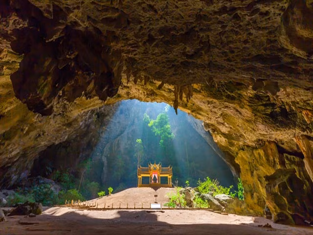 Đây không phải là một hang động bình thường, đây là một nơi bí ẩn mà chỉ khi được đặt chân vào bên trong du khách mới phát hiện ra được. Đó là cung điện Kuhaharhut bằng vàng tỏa sáng lấp lánh, nằm ngay dưới miệng hố của hang động Playa Nakorn ở Thái Lan.