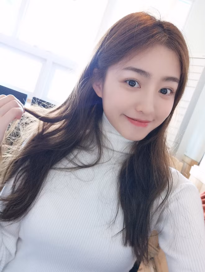 Vẻ đẹp của cô nàng hot girl nhìn rất dễ mến và gây cảm tình với người đối diện. Từ đôi mắt to lúc nào cũng như đang cười đến sống mũi cân đối và cả chiếc cằm chẻ chẳng theo chuẩn V-line.