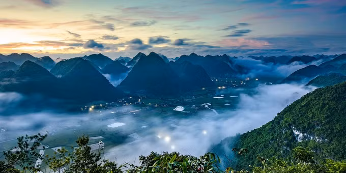 Xung quanh, mây và núi hòa quyện vào nhau, đâu đó xa xa là những bản làng của người Nùng, Dao và Tày nằm dưới sát chân núi,… tất cả càng khiến không gian nơi đây trở nên lãng đãng, yên bình.