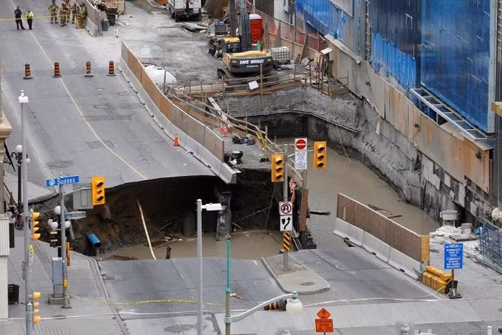 Còn đây là hố tử thần ngập đầy nước ở Ottawa, Ontario, Canada.