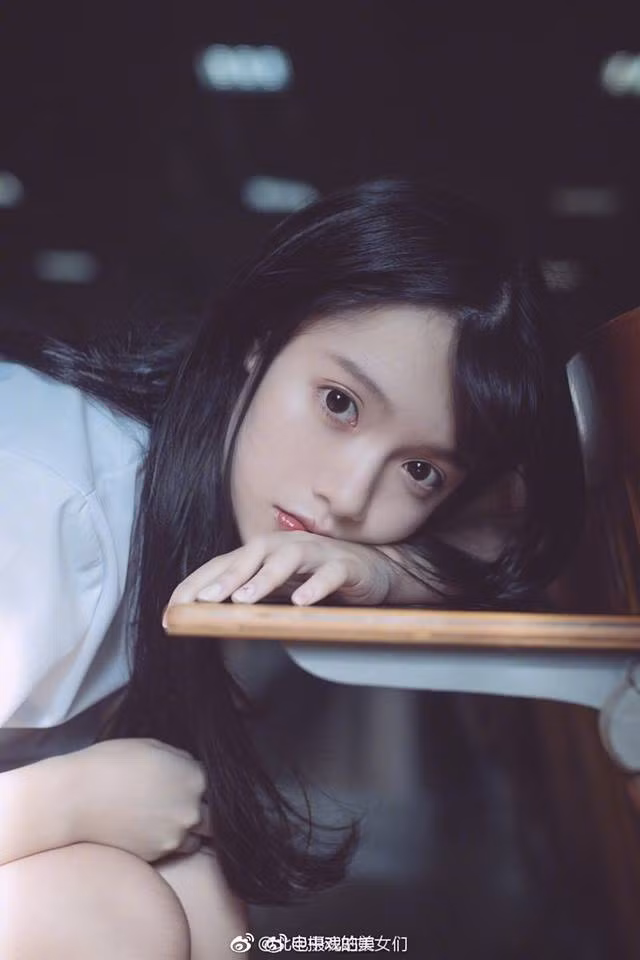 Chỉ ngồi nhìn thẳng vào ống kính thôi cũng đã khiến người ta không thể rời mắt.