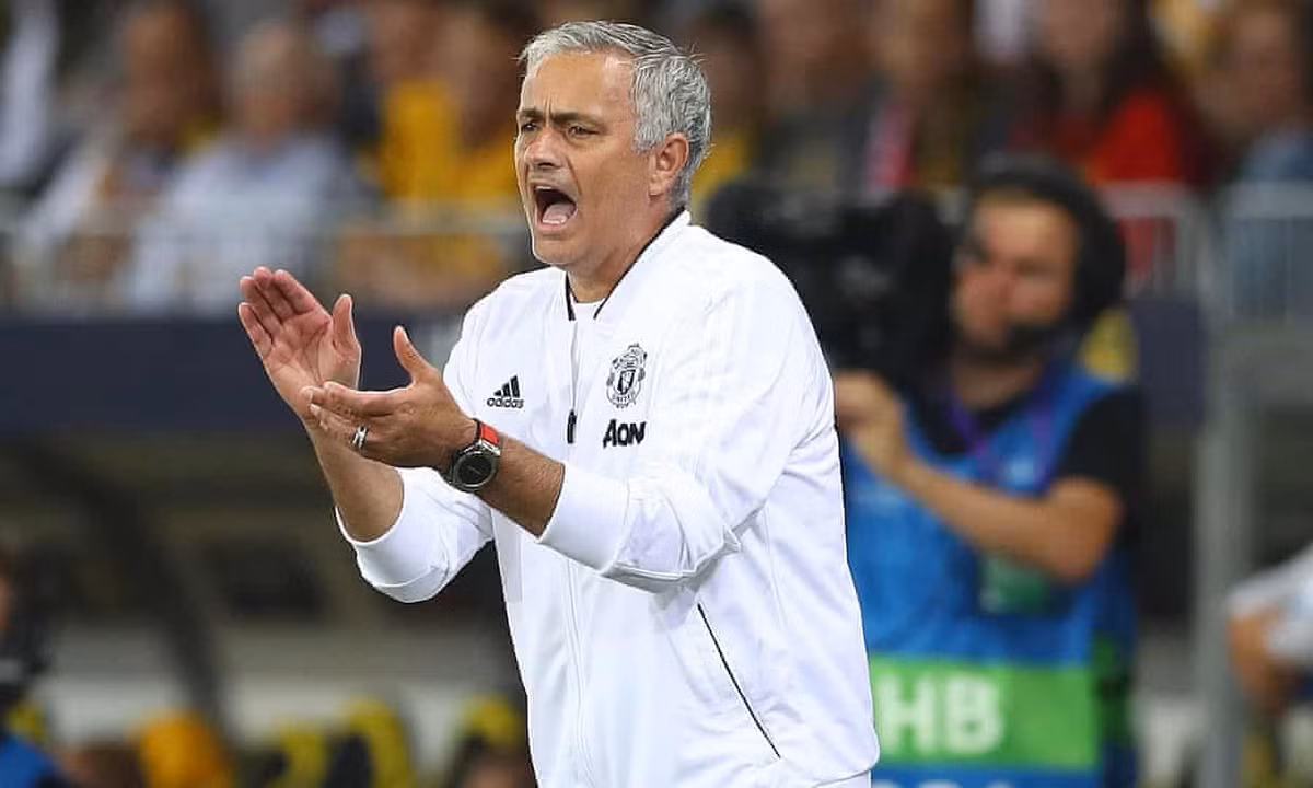 MU ran nut: Sa thai Mourinho, ban luon Pogba!