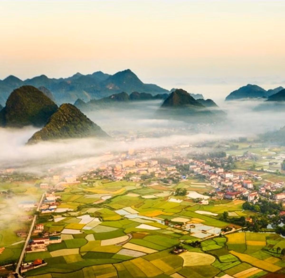 Lúa Bắc Sơn được bao bọc bởi những cánh cung núi đá vôi chạy dài tưởng như vô tận, dưới lớp sương mờ ảo nơi đây càng trở nên đẹp và ấn tượng hơn.