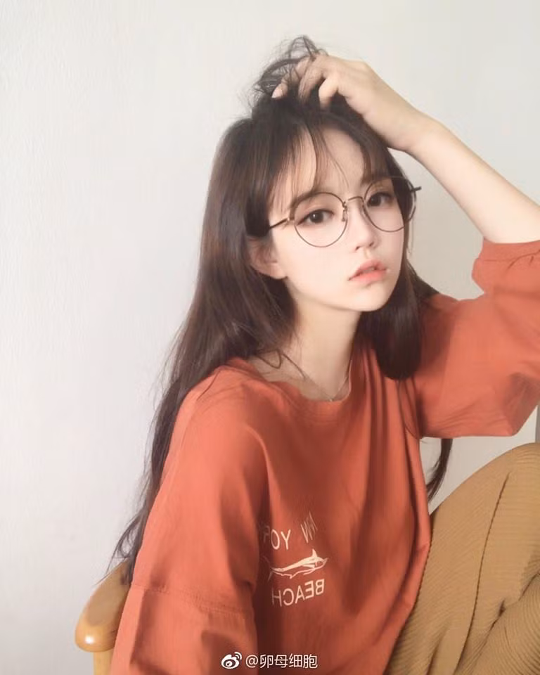 Chẳng cần phải cầu kì, chỉ cần tô một chút son môi là cô nàng này đã đủ hút hồn người khác rồi.