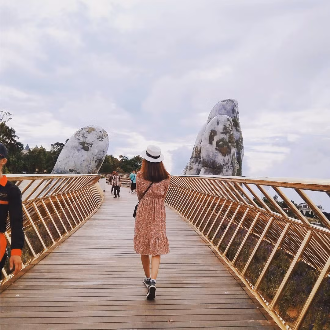Chắc chắn đây là điểm săn mây trời trắng xóa hấp dẫn nhất hiện nay, còn gì tuyệt hơn khi được chụp ảnh sống ảo ở một nơi đẹp xuất sắc như thế này cơ chứ.
