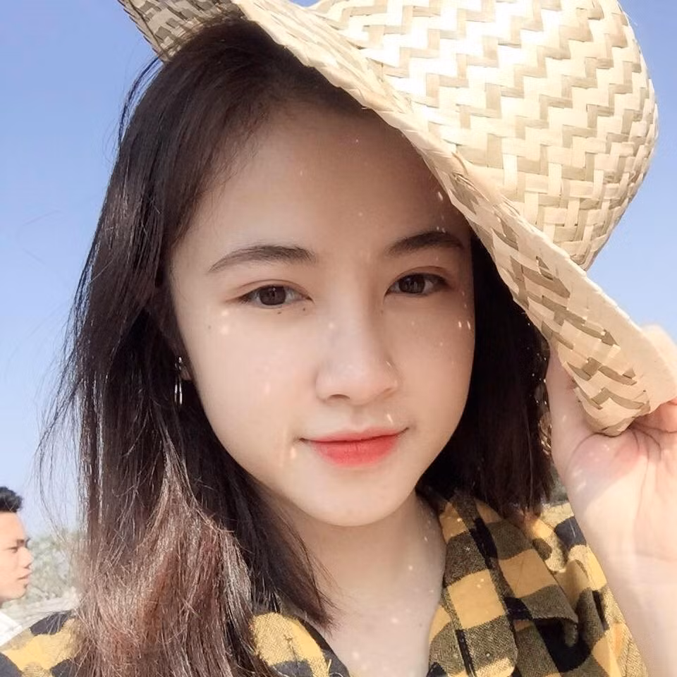 "Mình thích để mặt mộc vì như vậy sẽ thể hiện rõ những đường nét trên khuôn mặt hơn, vì nếu trang điểm quá đậm thì sẽ mất đi vẻ tự nhiên vốn có của bản thân. Với mình càng đơn giản sẽ càng đẹp, vậy nên chỉ tô mọt chút son vậy được rồi”.
