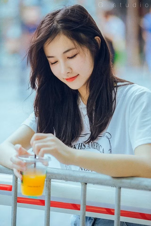 Ngoài chụp ảnh, Thu Hà còn có niềm đam mê với đọc sách. Chính bởi thế mà mỗi tuần hai buổi, 9X đều dành thời gian của mình đến phố sách mới mở ở Hà Nội để tìm sách đọc.