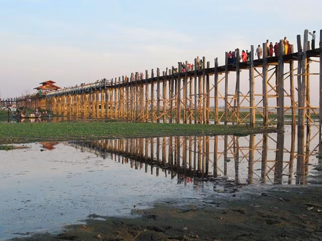  9.Cầu U Bein, Myanmar: Cây cầu gỗ sồi này được coi là cây cầu gỗ dài nhất và lâu đời nhất trên thế giới. Cầu U Bein rất quan trọng đối với người dân địa phương, nó giúp kết nối các khu tái định cư trong thời gian ngập lụt.