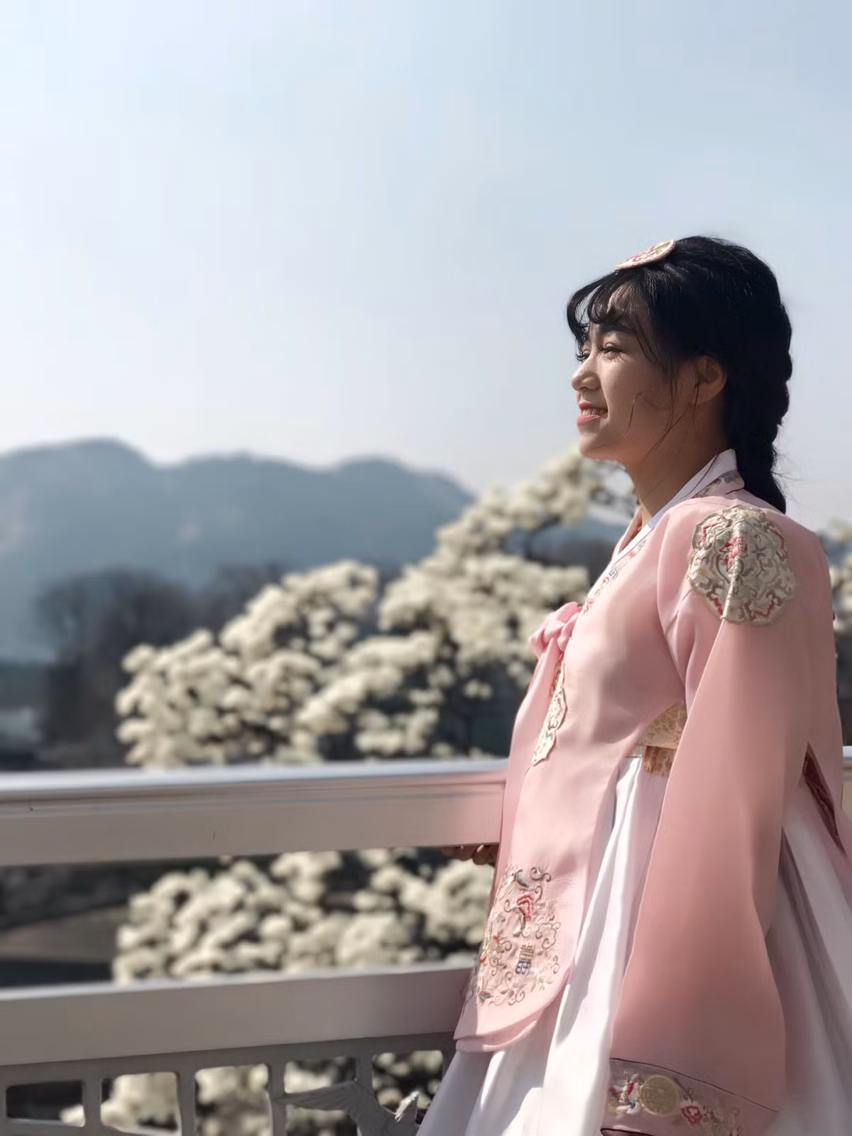 Huyền Thu có niềm yêu thích là khám phá những miền đất mới lạ và luôn trải nghiệm cuộc sống của mình bằng một cách riêng rất thú vị.