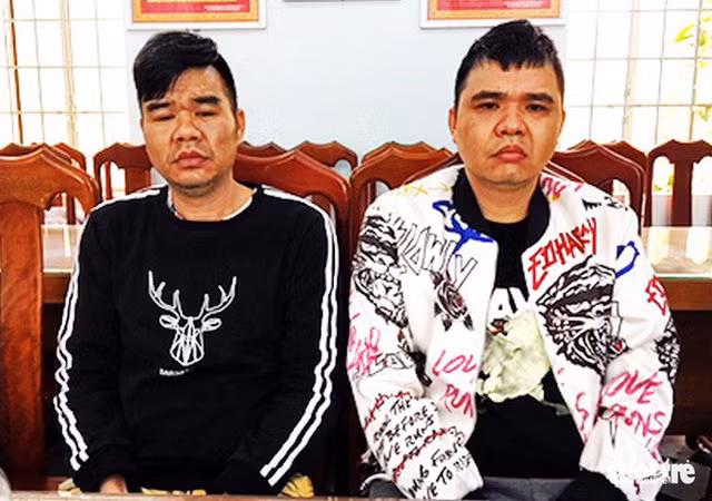 Xie Jing Ping (43 tuổi), Xie Ying Po (40 tuổi) bị bắt giữ tại Công an tỉnh Khánh Hòa - Ảnh: PC52 Công an tỉnh Khánh Hòa cung cấp.