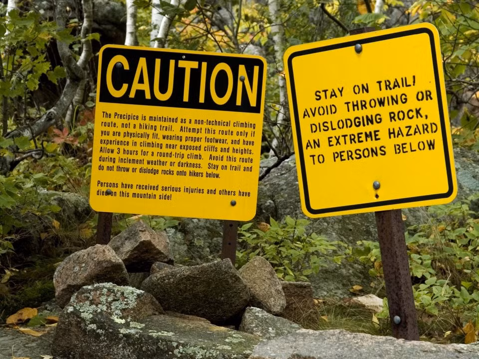 2. Đường Precipice Trail, vườn quốc gia Acadia, Mỹ: Tuyến đi bộ đường trường Precipice Trail trong vườn quốc gia Acadia vô cùng nguy hiểm, với các đoạn bậc thang nằm trên vách đá dựng đứng. Một phụ nữ đã thiệt mạng khi đang chinh phục cung đường này vào năm 2012. Đây là trường hợp tử vong đầu tiên từ năm 1985.