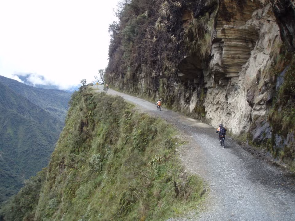 1. Đường “tử thần” Yungas, Bolivia: Tuyến đường Yungas nguy hiểm hơn khi nó được sử dụng chung bởi xe đạp và phương tiện cơ giới, với khoảng 300 người thiệt mạng mỗi năm. Ngân hàng phát triển liên Mỹ thậm chí còn xếp đây là “tuyến đường nguy hiểm nhất thế giới. Khi ô tô và xe tài chuyển sang tuyến đường mới, con số người thiệt mạng đã giảm xuống nhưng đây vẫn là địa điểm ưa thích của những người thích môn xe đạp mạo hiểm.