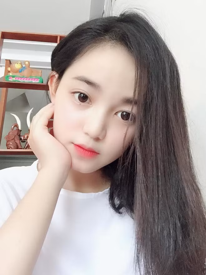 Diệp Quyên chia sẻ, việc được khen trông trẻ hơn so với tuổi luôn là điều khiến cô nàng cảm thấy rất vui, tuy nhiên bị nhận nhầm tuổi luôn khiến cô bạn bối rối trong giao tiếp với các bạn kém tuổi hơn mình.