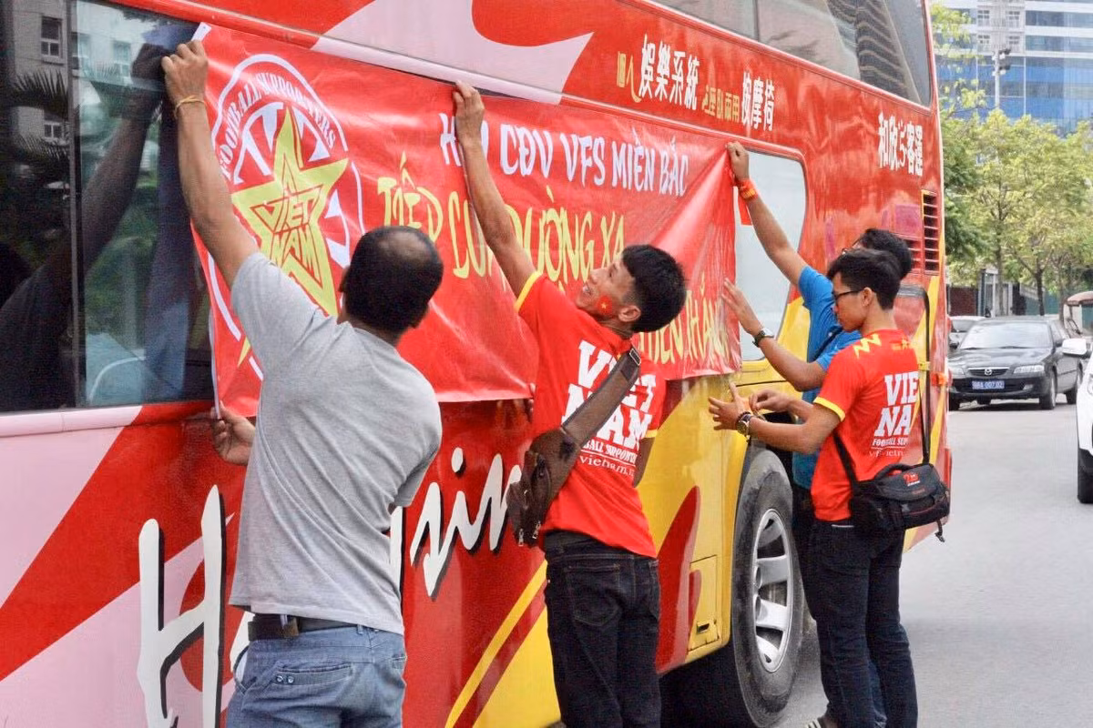 Cụ thể đó là 1 nhóm các CĐV thuộc hội CĐV VFS Miền Bắc đã thuê một chuyến xe sang tận nước bạn Lào tiếp lửa cho Đội tuyển Việt Nam tại AFF Suzuki Cup 2018.