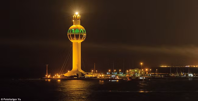 Hải đăng ở cảng Jeddah, Ả Rập Saudi là một trong những ngọn hải đăng cao nhất thế giới, bên trong có cả thang máy để cho du khách lên tham quan.