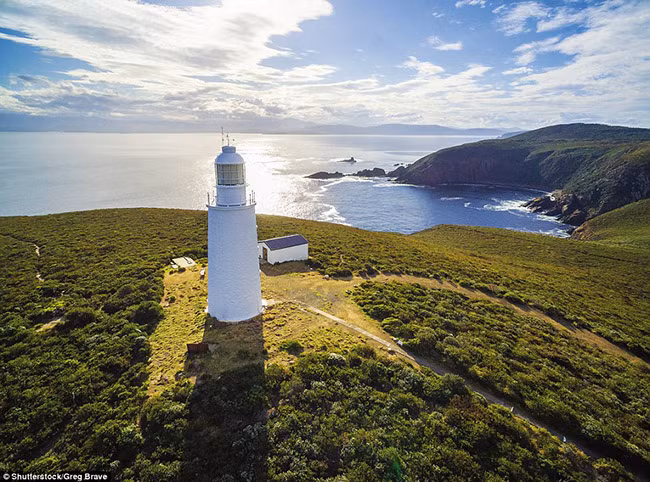 Cape Bruny ở Tasmania là ngọn hải đăng lâu đời nhất còn tồn tại ở Australia. Nó trở thành biểu tượng của thành phố nhờ ánh sáng mặt trời phản chiếu trên thấu kính.
