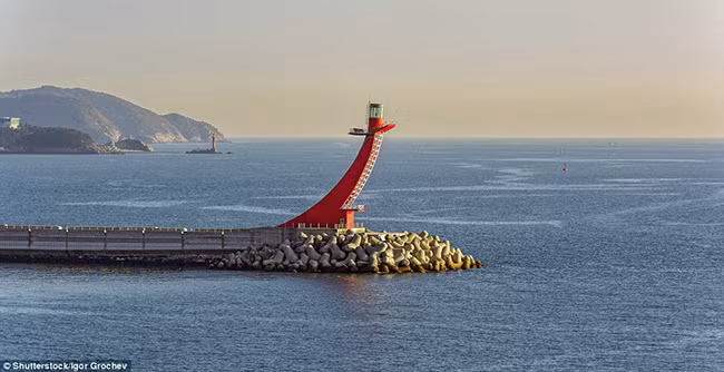  Ngọn hải đăng có hình mũi tàu màu đỏ đang vươn ra khơi này là niềm tự hào của người dân Hàn Quốc. Mặc dù nằm đơn độc lẻ loi ngoài biển khơi nhưng lúc nào nó cũng vững chắc theo thời gian.