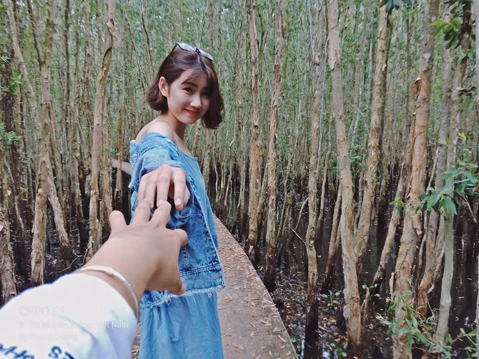 Du khách được thả mình giữa khung cảnh yên bình, ghi lại những khoảnh khắc "sống ảo" ở rừng tràm.