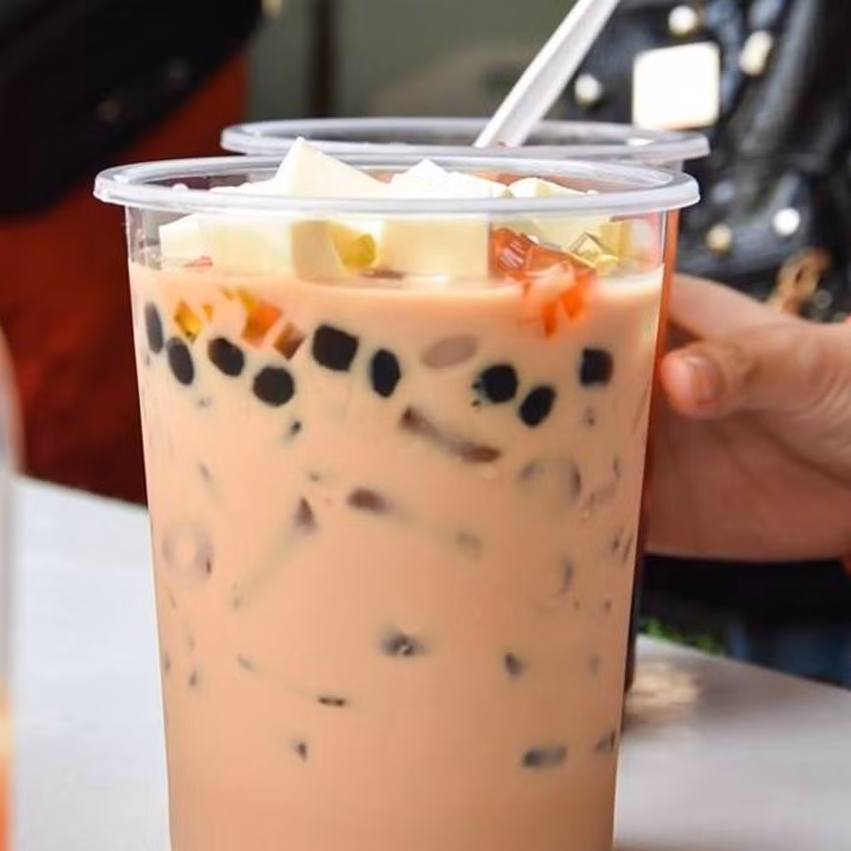 Nhắc đến trà sữa thì các tín đồ ăn uống Sài Gòn không còn xa lạ gì. Trà sữa thuộc hạng “TOP” và khó bị soán ngôi trong bản đồ ăn uống giới trẻ