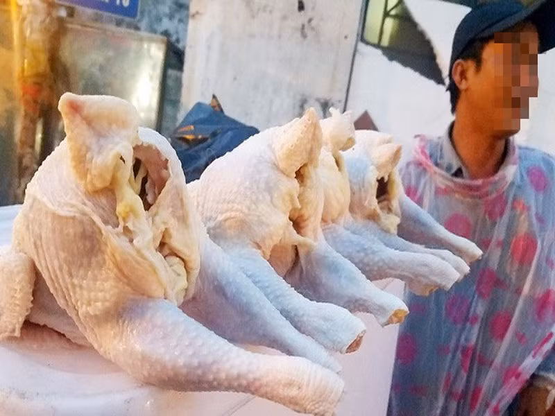 Loại gà không đầu, không chân, không nội tạng này được bày bán tràn lan khắp vỉa hè ở TP. HCM trong nhiều ngày qua. Ảnh: IT