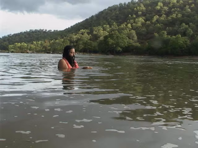 Kaveri hoặc sông Cauvery được coi là một con sông rất thiêng liêng của miền nam Ấn Độ. Nó bắt nguồn từ Đồi Brahmagiri ở dòng chảy Tây Ghats hướng tới Vịnh Bengal. Con sông thiêng liêng này đi qua vùng trung tâm của Karnataka và Tamil Nadu. Nó là một trong những con sông chính của bán đảo chảy về phía đông và chạy vào vịnh Bengal. Đập Mettur là một đập lớn xây dựng trên sông Kaveri. Shivasamudram tuyệt đẹp rơi xuống sông Kaveri là nước lớn thứ hai rơi xuống Ấn Độ.