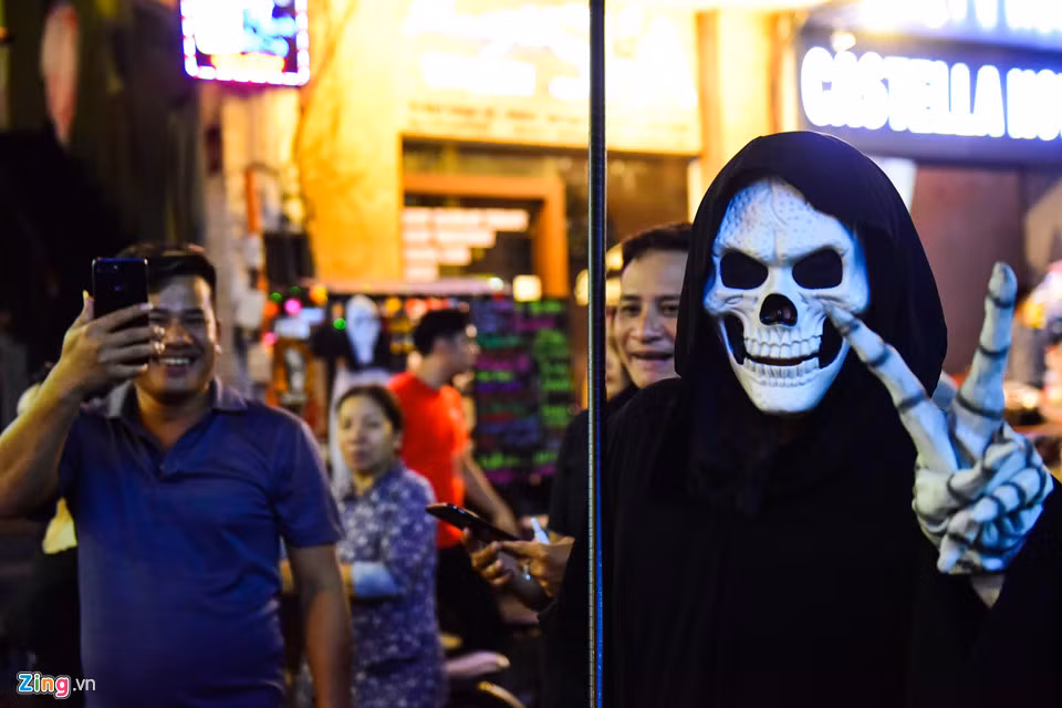 Nhiều người dạo chơi tại phố đi bộ Bùi Viện tỏ ra thích thú với các bạn trẻ hoá trang trước ngày Halloween.