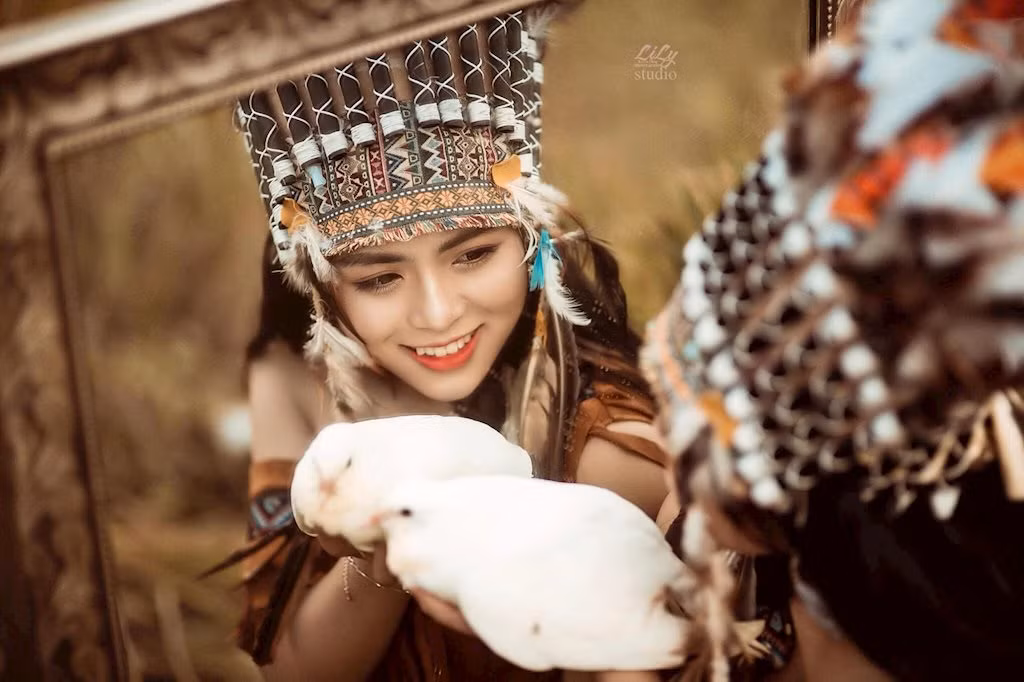 Hot girl 10X Sở hữu gương mặt thanh thoát, nụ cười tỏa nắng, Quỳnh Trang đã khiến cư dân mạng say đắm trong bộ ảnh “Thổ dân” của mình.
