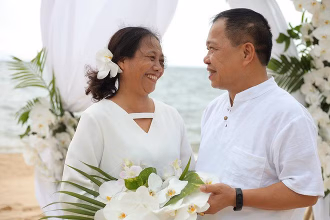 "Cô chú hoàn toàn bất ngờ khi bị lôi ra bãi biển chụp ảnh vì dù bọn trẻ đã rào trước đón sau từ trước nhưng cả 2 vẫn nghĩ tháng 9 mới chụp ở Đà Nẵng chứ không phải ở chuyến đi Phú Quốc này". Chú Nam đến giờ vẫn chưa hết bất ngờ cho biết. 