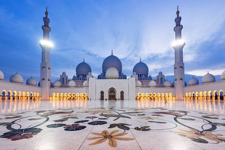 Là một trong những nhà thờ Hồi giáo lớn nhất và kỳ vĩ nhất thế giới hiện nay, Sheikh Zayed là sự hài hoà trong thiết kế hiện đại xen lẫn cổ điển với các công trình mang đậm dấu ấn kiến trúc Hồi giáo đan xen nhau. Đây là một trong những địa điểm bắt buộc phải đến nếu bạn ghé thăm Abu Dhabi.