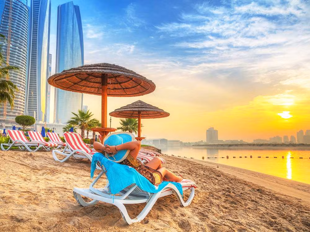 Các bãi biển của UAE cũng là những nơi quy tụ nhiều dịch vụ xa xỉ nhất như các nhà hàng, khách sạn đắt tiền hay các trung tâm mua sắm đầy hàng hiệu. Ngoài ra, khách du lịch còn có cơ hội được tham gia các môn thể thao mạo hiểm như nhảy dù, lướt sóng hay lặn biển.