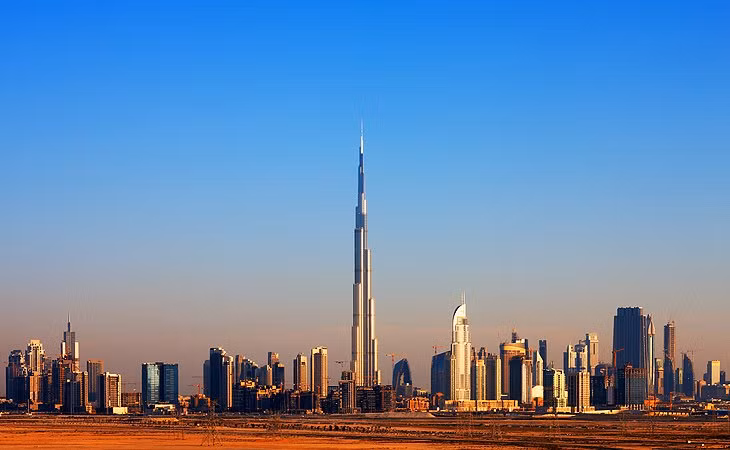 Burj Khalifa là một trong những toà nhà biểu tượng của Các tiểu Vương quốc Ả Rập Thống nhất (UAE), đây cũng chính là công trình nhân tạo cao nhất thế giới từng được xây dựng từ trước đến nay. Ngoài ra, Burj Khalifa còn giữ một loạt các kỷ lục khác như là toà nhà có hệ thống thang máy phức tạp nhất và dài nhất từng được xây dựng.