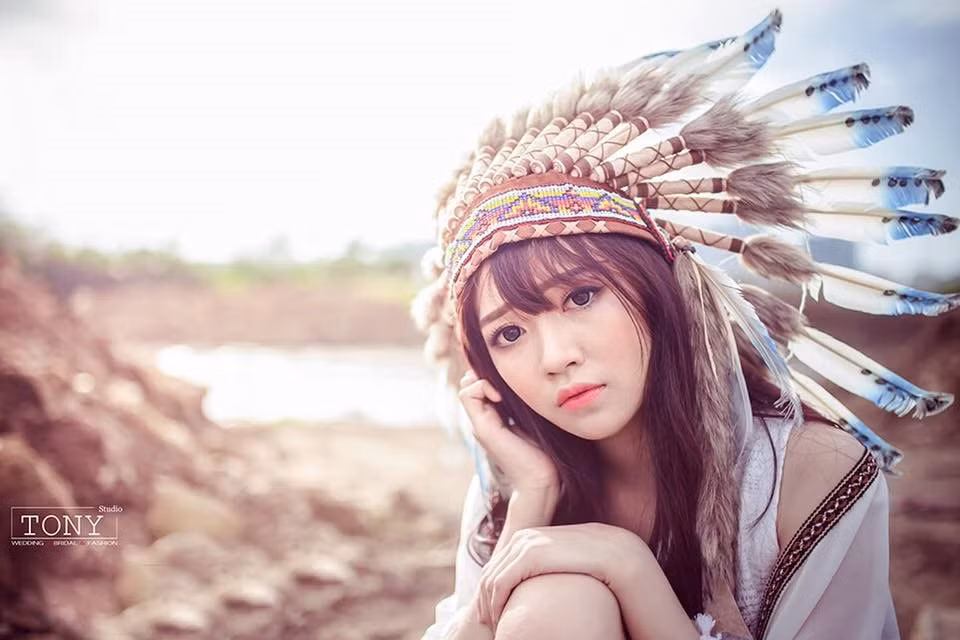 An Vy kể lại: “May mắn là ở gần nhà mình có một anh nhiếp ảnh. Anh ấy đã rủ mình có thể chụp ảnh quảng cáo nhãn hàng không. Phần vì mình cũng thích chụp ảnh, phần vì có thể trang trải thêm cho mẹ đồng nào hay đồng đây và và mình ngay sau đó đã gật đầu ngay".