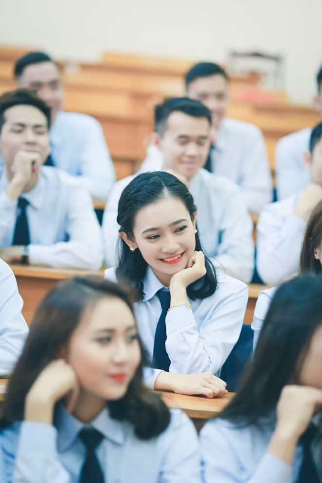 Tuy nhiên, trở thành người nổi tiếng không phải mong ước của Hoàng Anh. Cô từng chia sẻ với Zing.vn rằng chỉ muốn là sinh viên bình thường. Có lẽ vì lý do đó mà 9X sau này khá kín tiếng về cuộc sống và công việc của mình. Tuy nhiên, trở thành người nổi tiếng không phải mong ước của Hoàng Anh. Cô từng chia sẻ với Zing.vn rằng chỉ muốn là sinh viên bình thường. Có lẽ vì lý do đó mà 9X sau này khá kín tiếng về cuộc sống và công việc của mình.