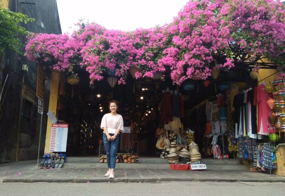 Hầu hết du khách đến đây đều thích đi bộ dưới những con đường có giàn hoa giấy để cảm nhận cảm giác bình yên, thỉnh thoảng lại có những cánh hoa mỏng manh rơi vào người.