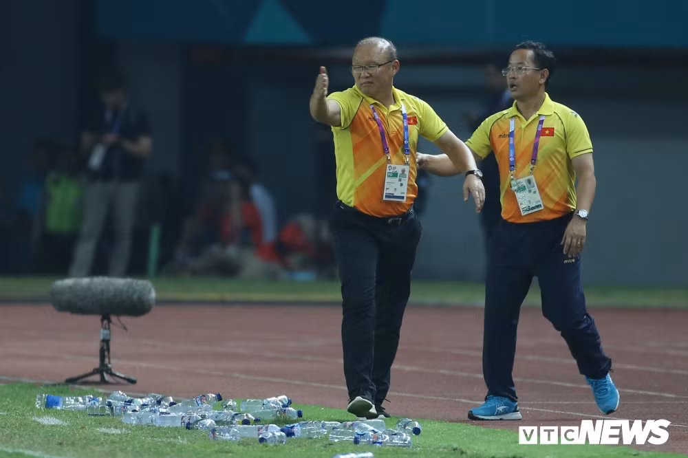 Cup Quoc gia lui lich thi dau, tuyen Viet Nam gap bat loi truoc them AFF Cup