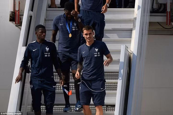 Antoine Griezmann bước xuống cầu thang máy bay.