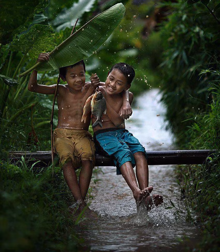 Một trong những trò chơi tuổi thơ được dân mạng hoài niệm mỗi mùa hè về chính là "tắm mưa", khoảnh khắc nô đùa dưới con mưa thật vui vẻ và hạnh phúc biết bao.