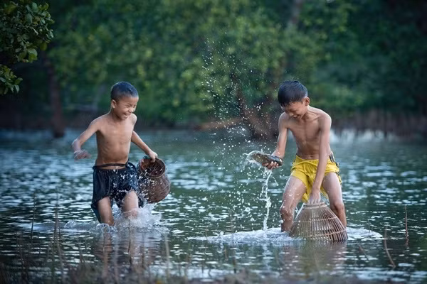 "Nhớ hồi còn nhỏ, mỗi lần mưa to kéo dài, đồng ngập trắng là chúng mình lại dẫn nhau đi thả lưới.