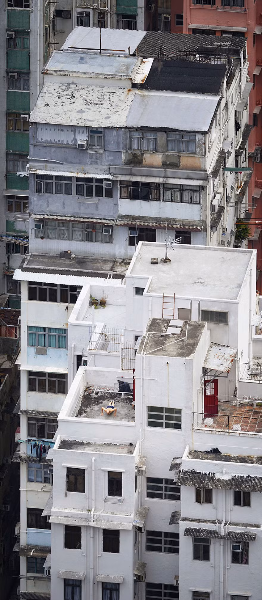 Với mỗi bức ảnh trong bộ ảnh này, tác giả lại đặt những tên gọi khác nhau để thể hiện tâm huyết của mình. Mang tên Pushing Up, bức ảnh chụp cảnh người đàn ông trung niên đang tập thể dục trên tầng thượng một tòa chung cư cũ.
